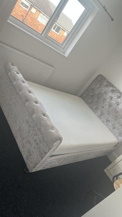 A double room in a 3 bedroom Main Photo