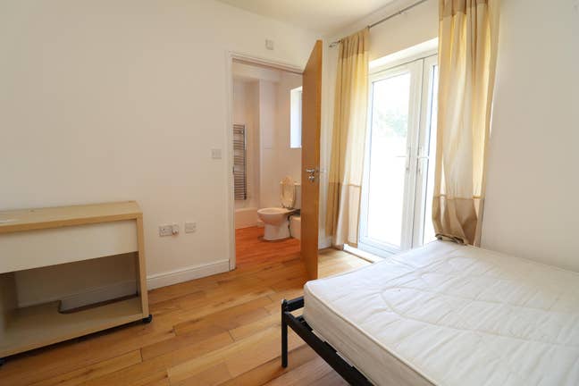 Few Minutes to Stratford Station--Book Now!! Main Photo