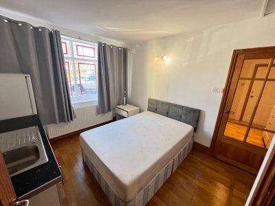 🏡 Studio Flat to Let in - North Wembley Main Photo