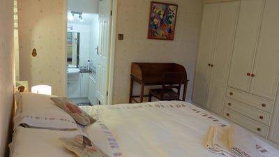 Large ensuite double room in quiet house Main Photo