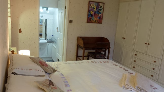 Large ensuite double room in quiet house Main Photo