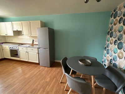 Modern Fully Furnished Room with Private Parking – Main Photo