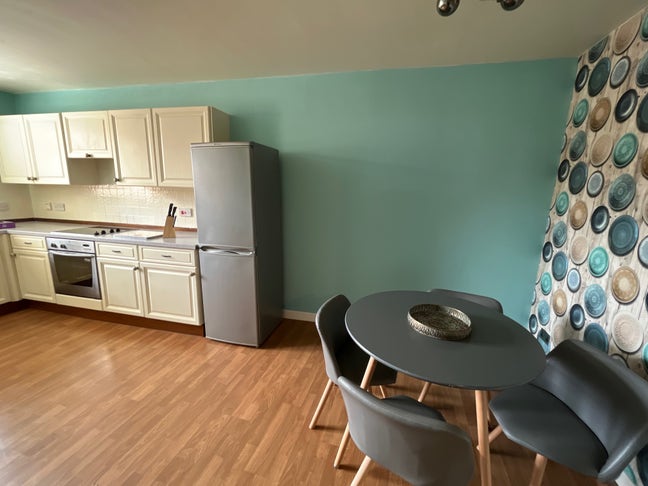 Modern Fully Furnished Room with Private Parking – Main Photo