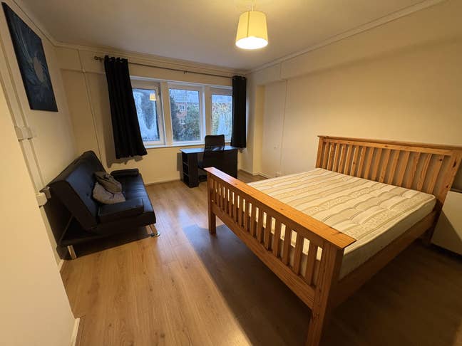 Double Room in Central Leamington Available Now Main Photo