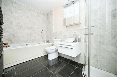 Spacious Room with En-Suite & Parking in Rugby Main Photo