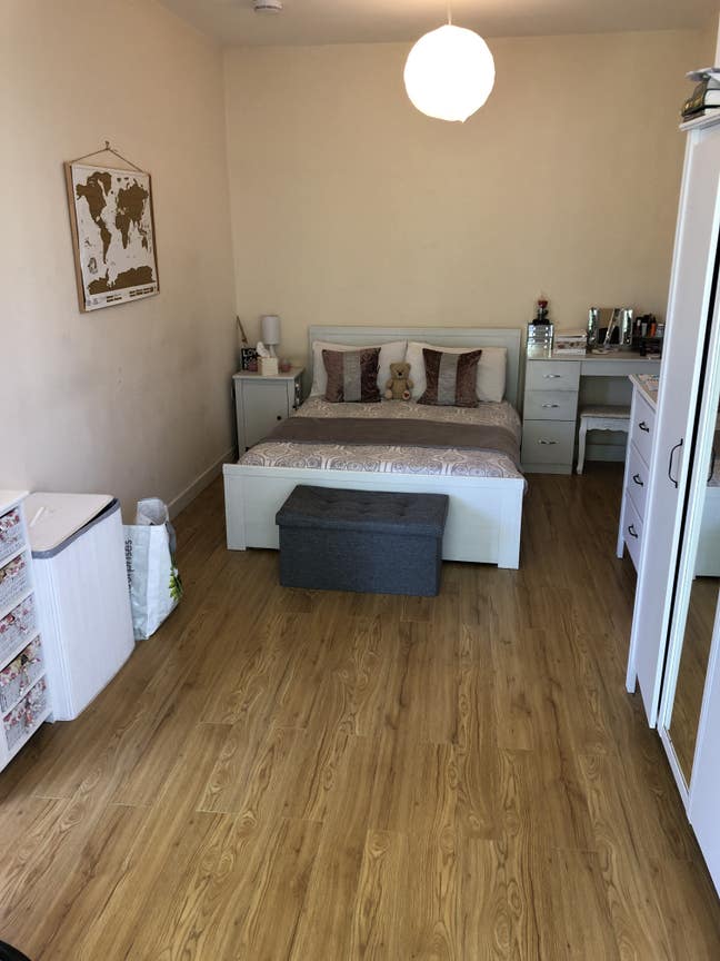 Lovely Spacious Room Next to Gants Hill Station  Main Photo