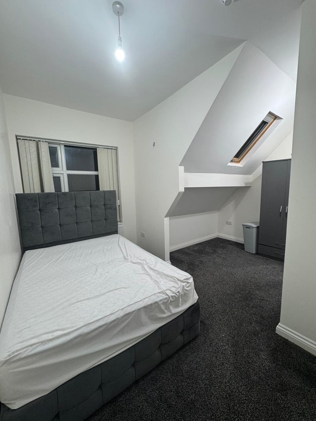 Spacious en suite double room in a brand new house Main Photo