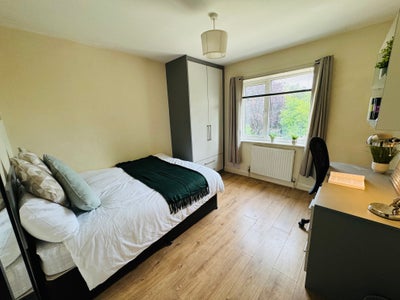 Double Room in Clean, Quiet & Friendly house Main Photo