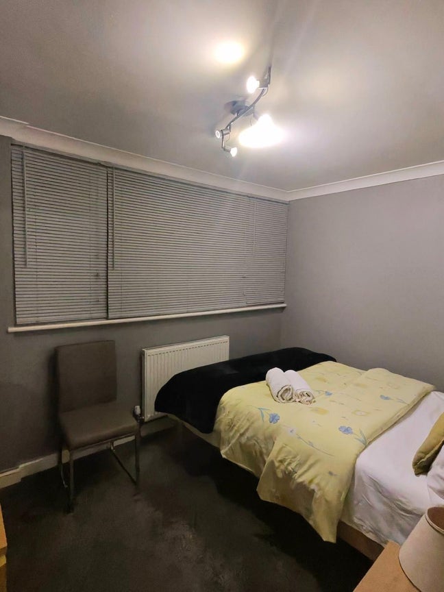 Furnished double bedroom Main Photo