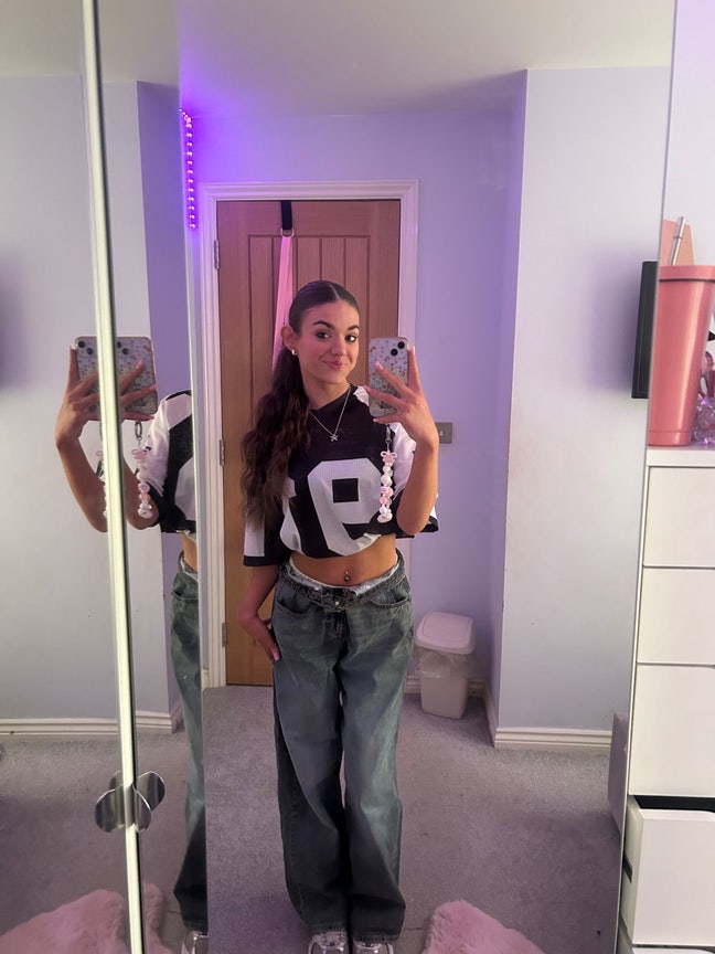 19 year old Female seeks a single or double room Main Photo