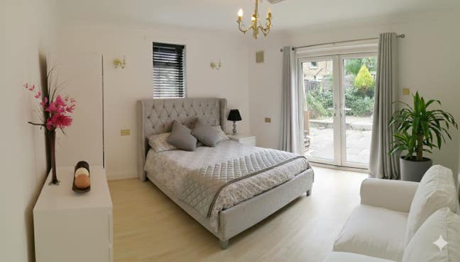 Large room, doors to garden, parking, near station Main Photo