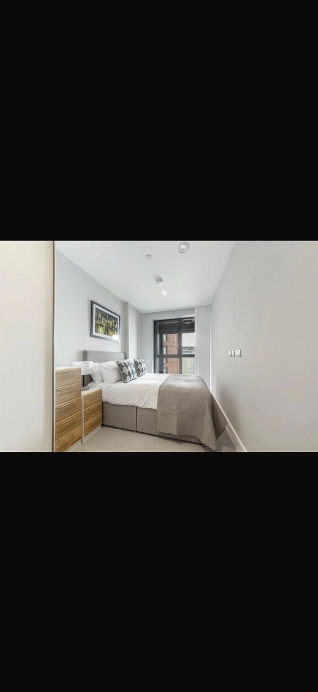 Small double bed, modern flat, canary wharf Main Photo