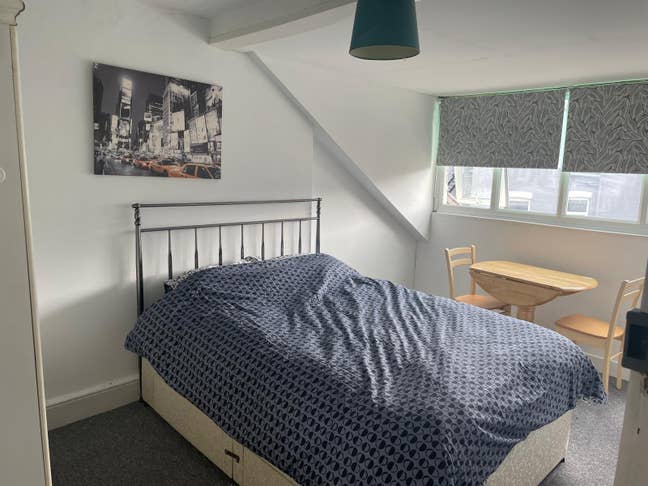 Large Double Room Up Near Pure Gym/Primark Main Photo