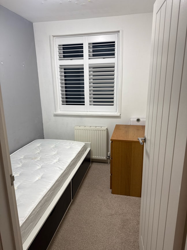 Single Room Available for rent Main Photo