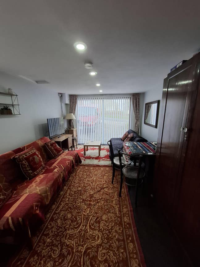 Two double rooms available in family home Main Photo