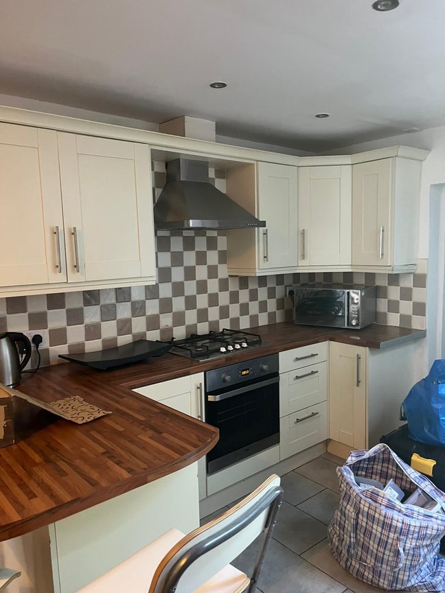 Room Available in a friendly 5-bed House-162 Huber Main Photo