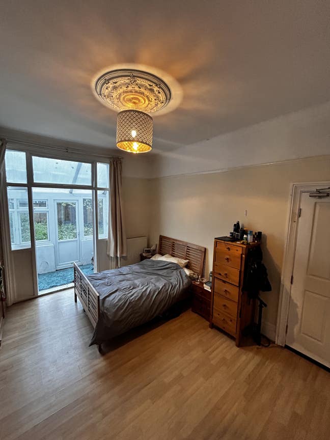 Large Double Room with Conservatory in Clapham Main Photo