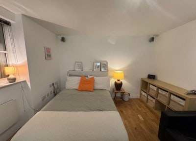 Looking for a flatmate (Short term only) Main Photo