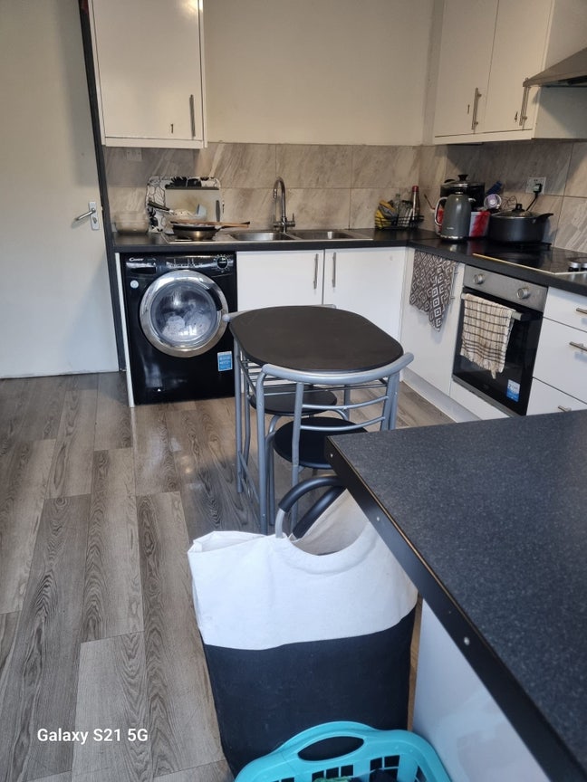 1 Double Room available for rent Main Photo