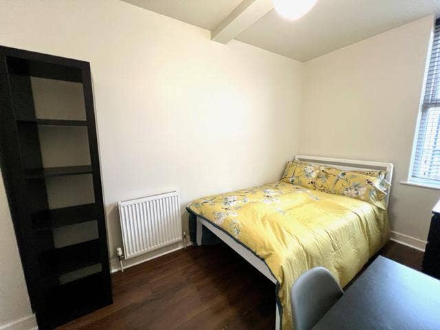 Rooms available in 6 beds house  Main Photo