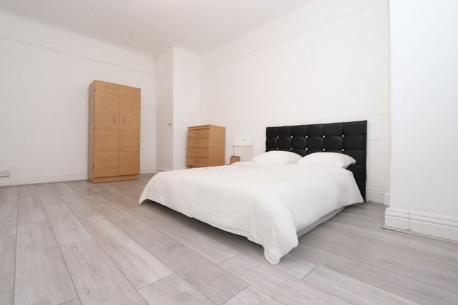 Great Location! 3 Rooms Close to Piccadilly Line Main Photo