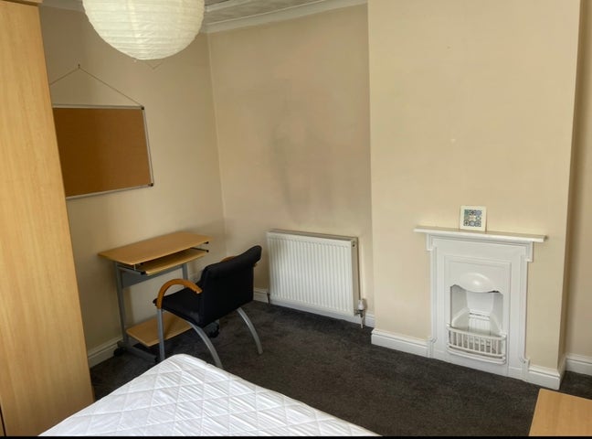 Bedroom in 4 bed house Main Photo