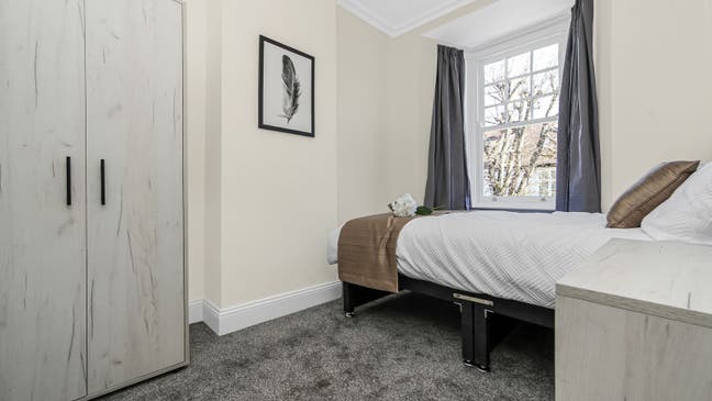 Chiswick, two bathrooms just 4 tenants! Immaculate Main Photo