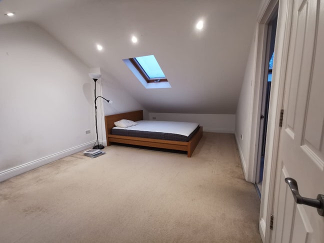 Spacious, unfurnished room with en-suite bathroom Main Photo