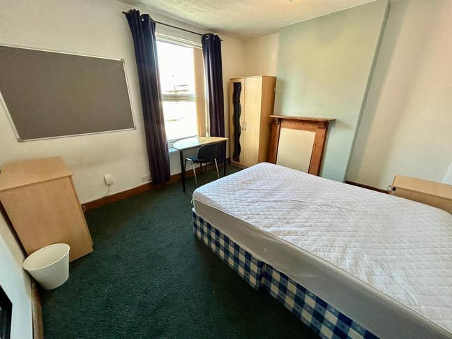 Spacious Room Available Immediately Main Photo