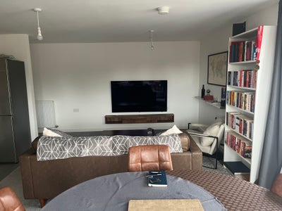 Spacious Room in Modern Apartment   Main Photo