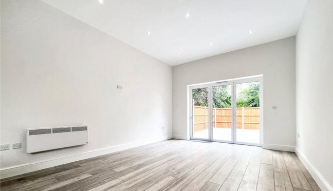 Spacious double room, fully-furnished!  Main Photo