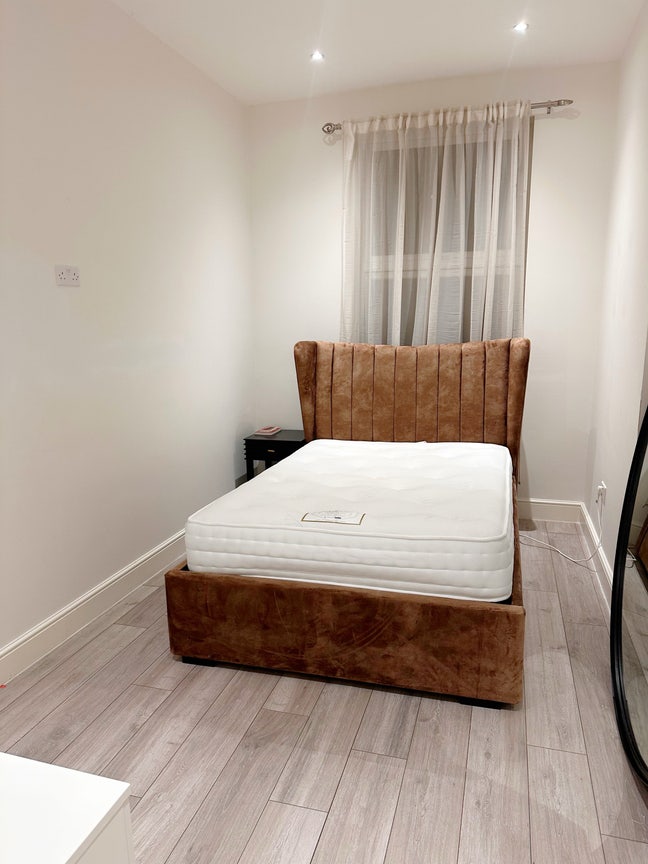 Spacious double room - walk-in closet/office Main Photo