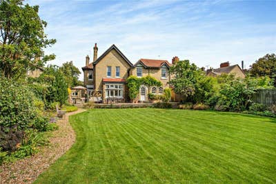 Beautiful room  in an Impressively Large House! Main Photo