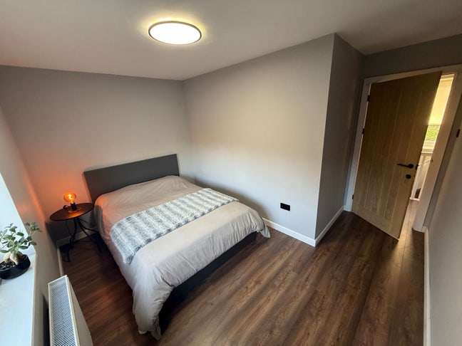 Spare room in a semi detached house Main Photo