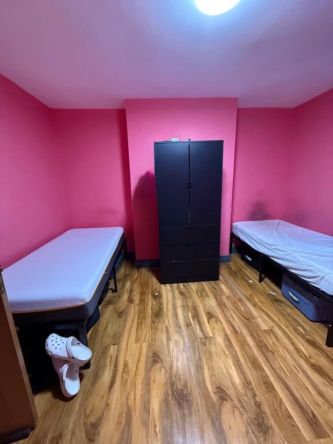 Double room Available in a flat near station Main Photo