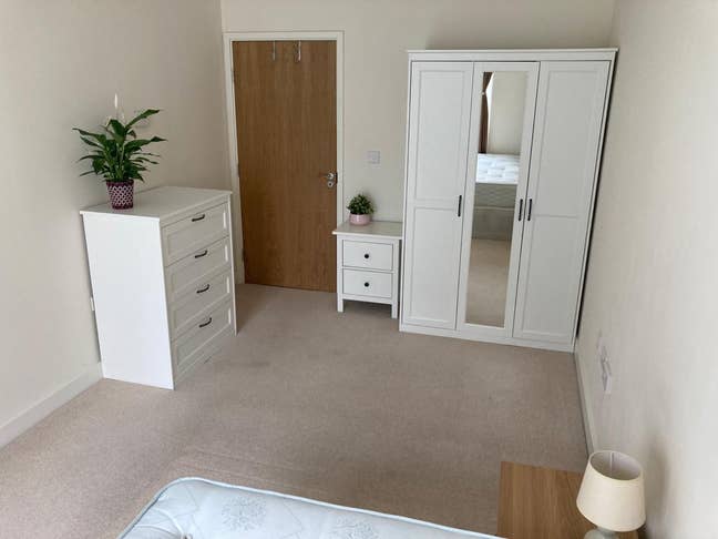 Double bedroom  2 mins to Colindale station Main Photo