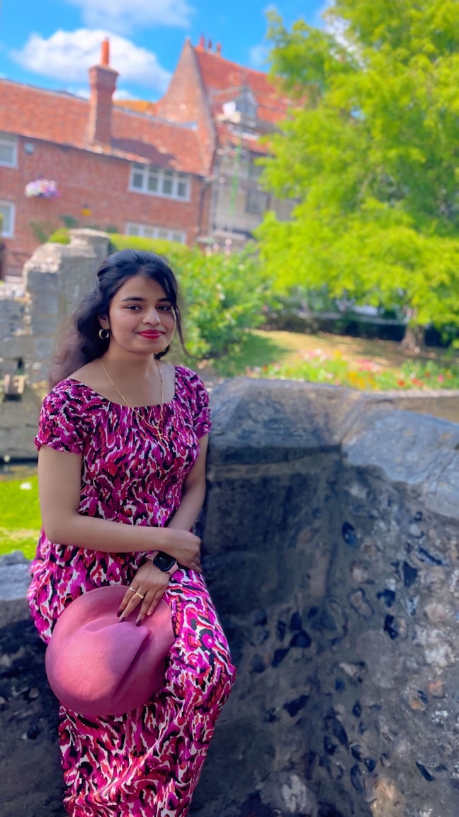 Sharing room for students and working female  Main Photo