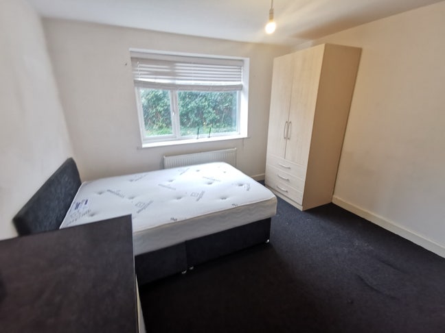 Studio with en-suite and furnished  Main Photo
