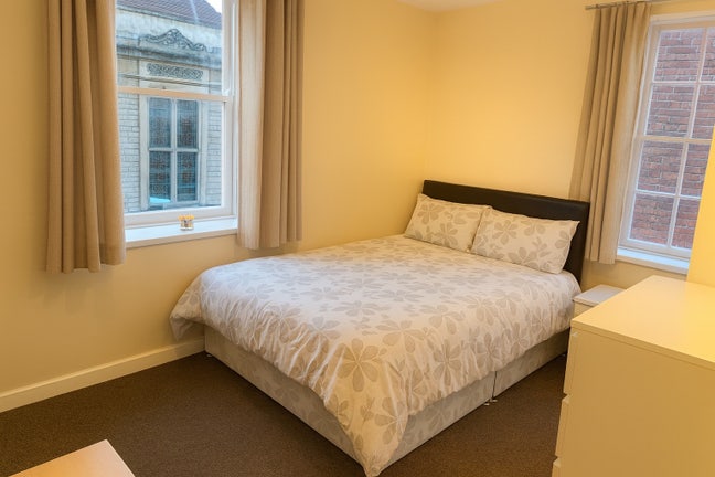 Prime Ensuite Room in Central Gloucester -  Main Photo
