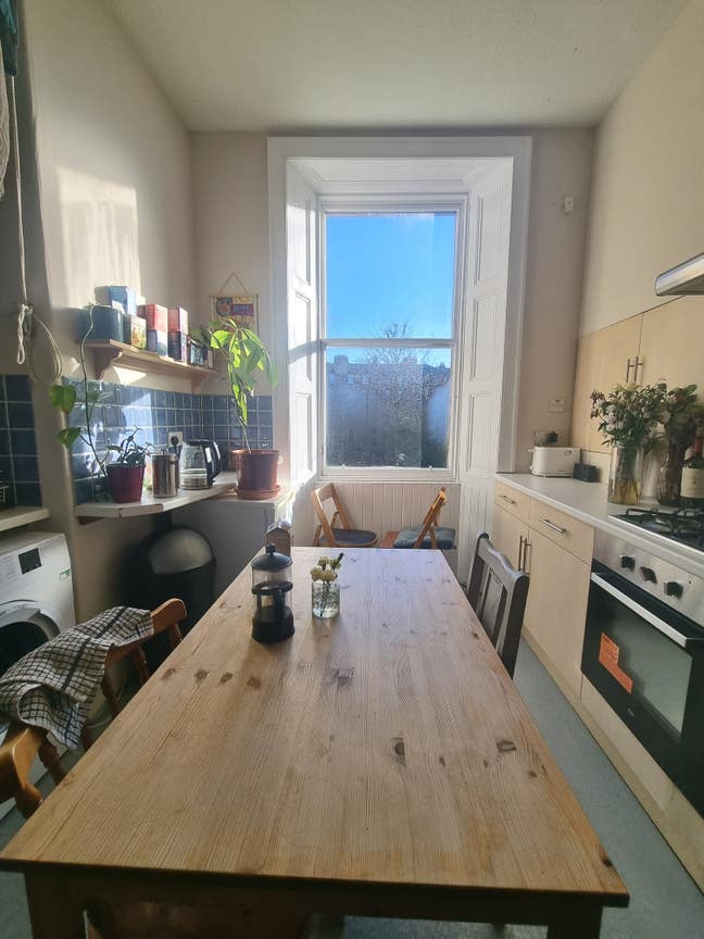 Room Available in Bruntsfield ( No Students) Main Photo