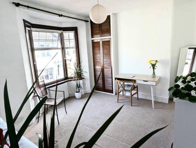 Spacious Double Room – Quiet Central Street Main Photo