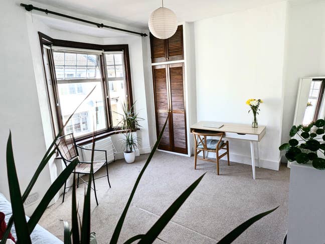 Spacious Double Room – Quiet Central Street Main Photo