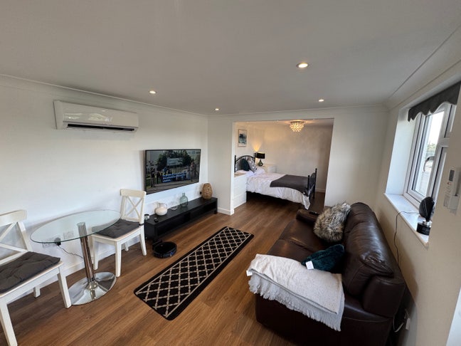 Air Conditioned detached annex with gated parking Main Photo