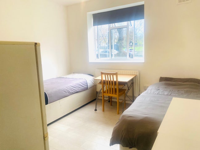 NW6 Lrg twin nearAbbey Rd for 2 friends  or Single Main Photo