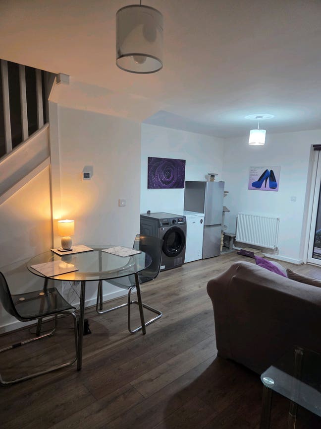 Lovely furnished room to rent in newbuild house Main Photo