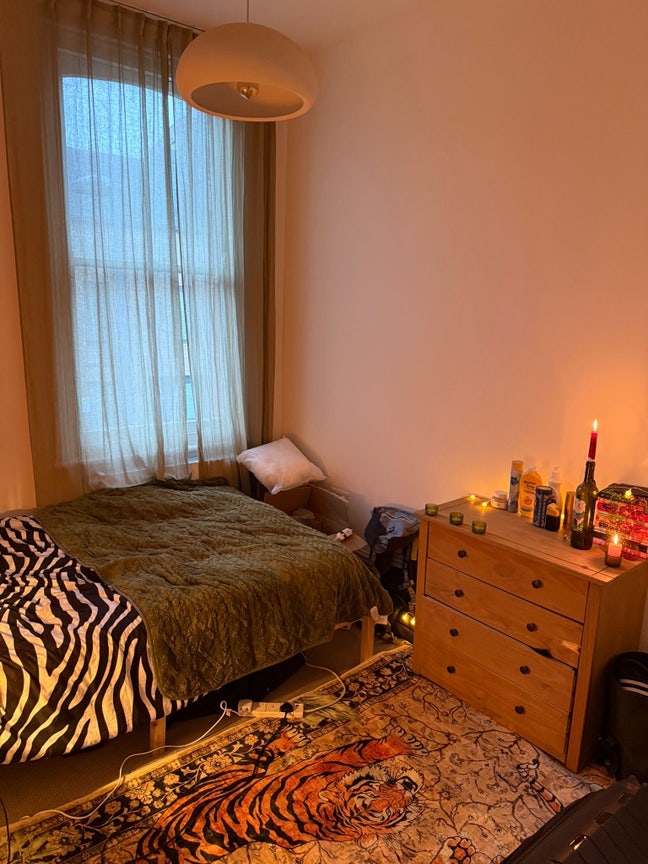 2 Girlies & A Gay looking for a lovely house mate  Main Photo