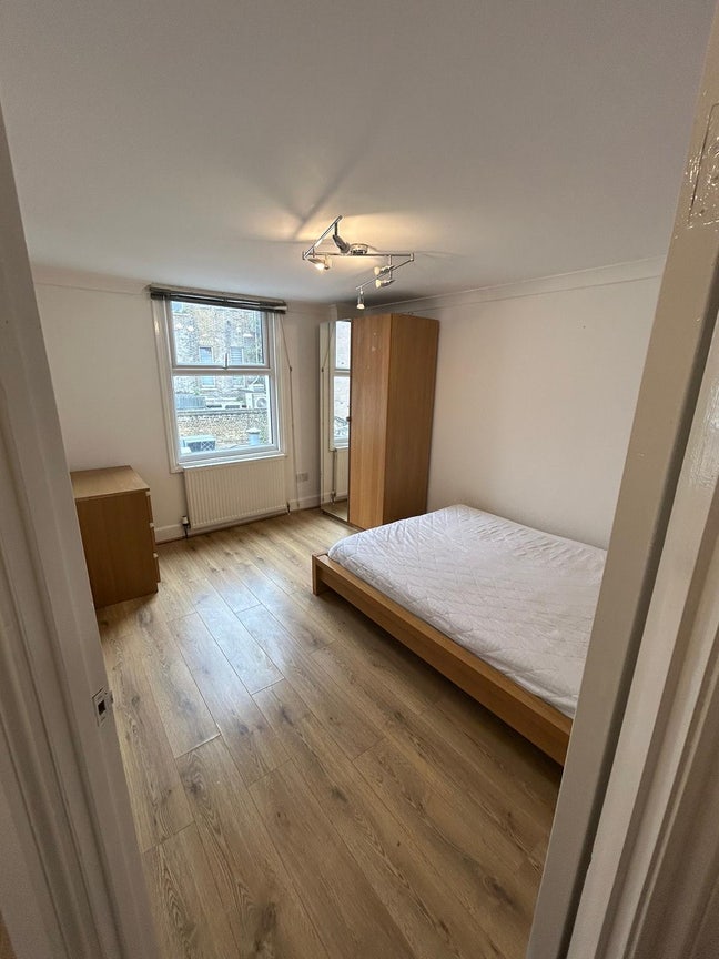 Looking for someone who takes over my room Main Photo