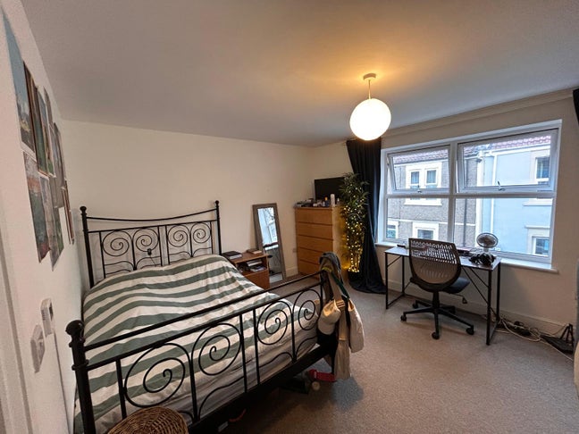 Large double room available in South Bristol Main Photo