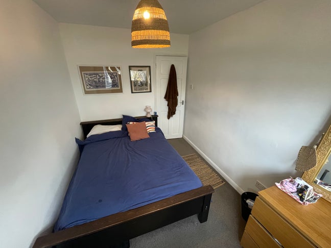 Double bed 10mins walk to Lizzy line station  Main Photo