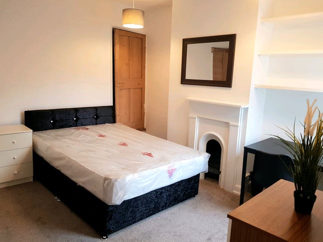 Ensuite low deposit all bills included Main Photo